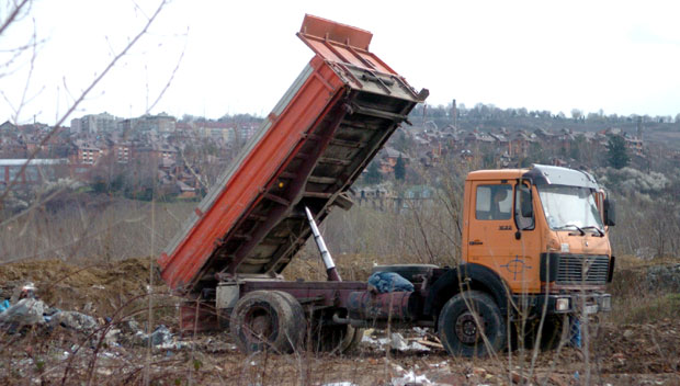 Копају Плазу, а затрпавају Дунав